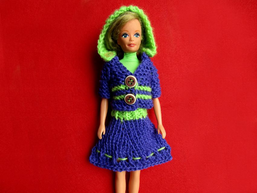 Платье для куклы спицами для начинающих. Вязаная юбка для куклы. Вязаная юбка для Барби спицами. Вязаная юбка для куклы спицами. Вязаная юбка для куклы крючком.