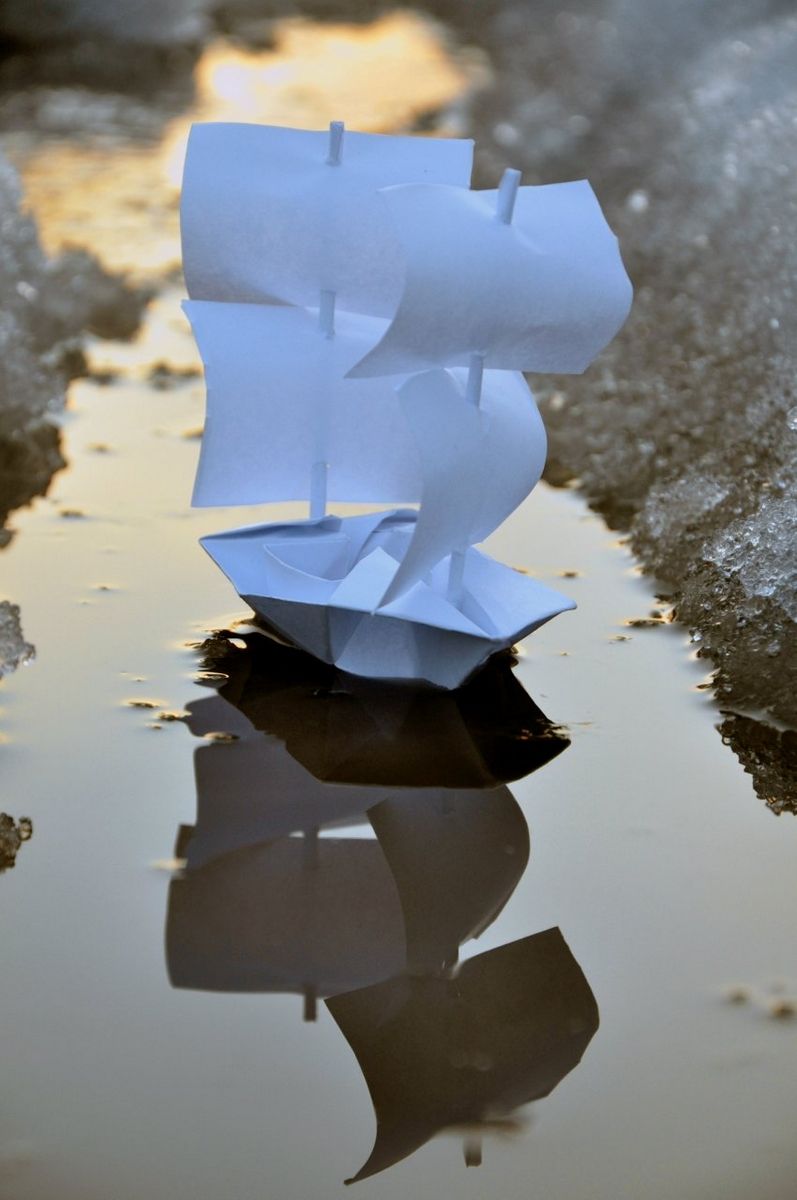 Весенний кораблик из бумаги. Бумажный кораблик. Красивый бумажный кораблик. Бумажный кораблик на воде. Весенний ручей бумажный кораблик.