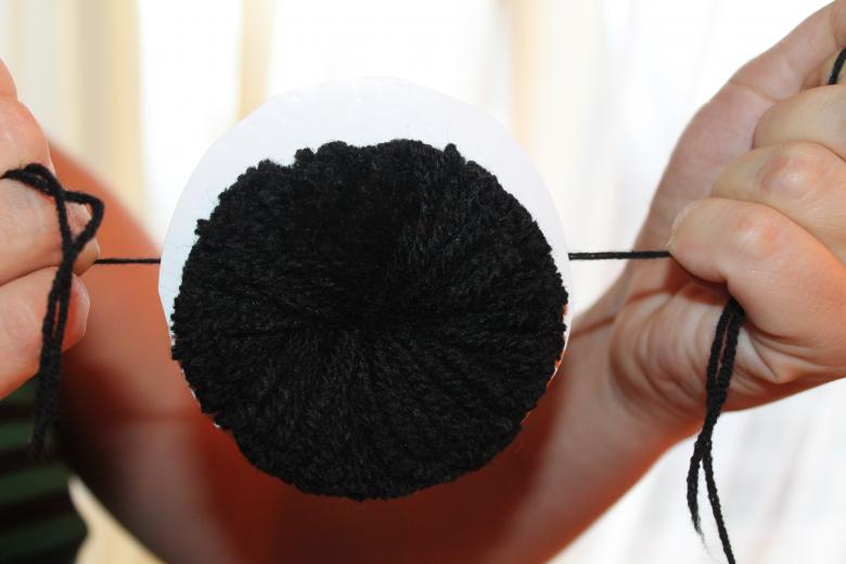 Как сделать бомбошку из ниток для шапки