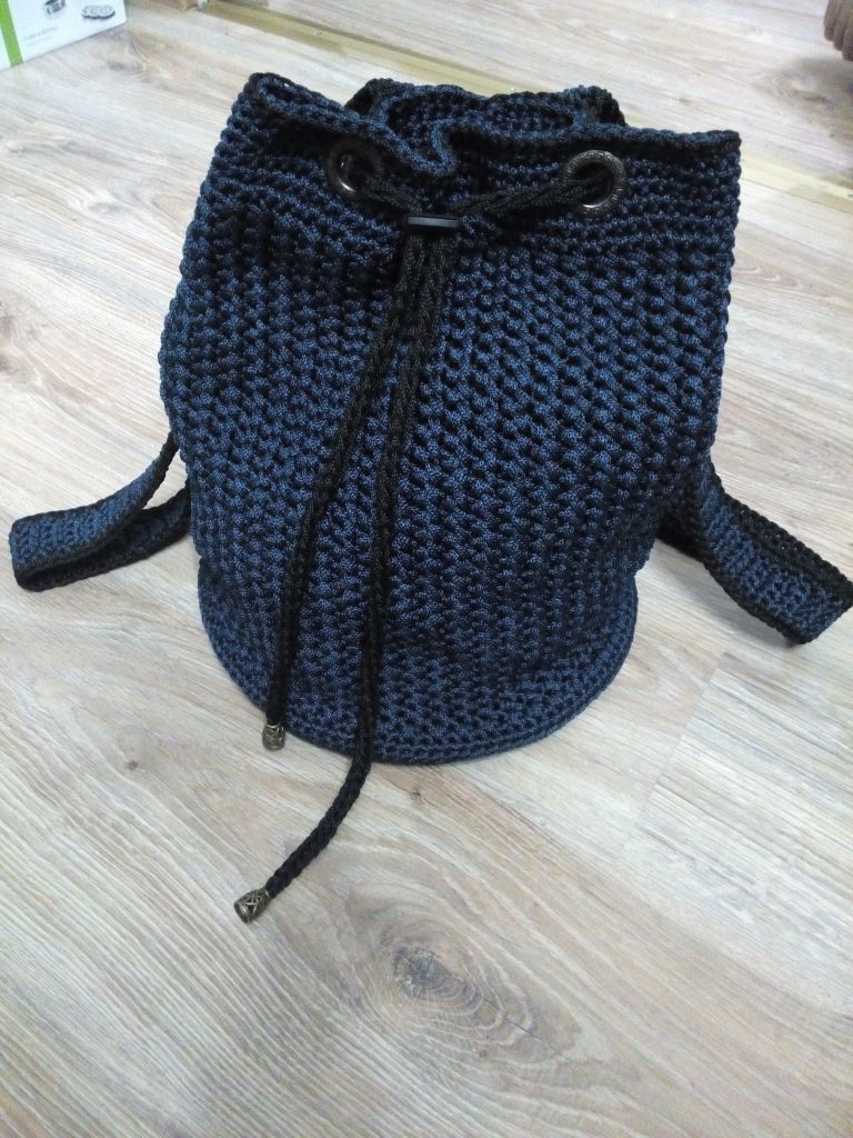 Мужской вариант вязаного рюкзака